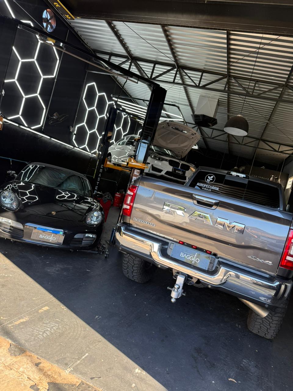 Porsche e RAM no box da Baggio